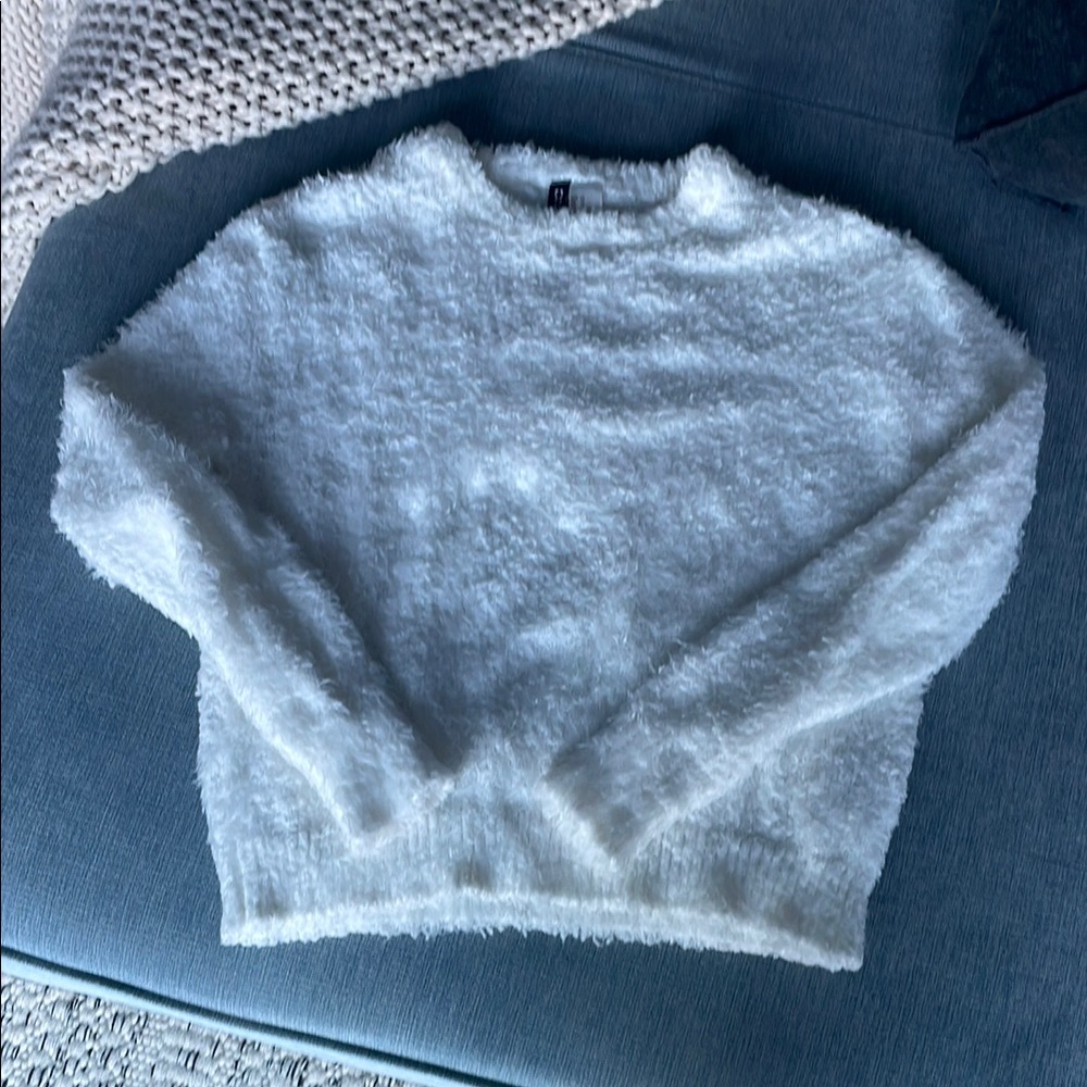 Free with purchase 🎀 Cozy White Divided Sweater XS